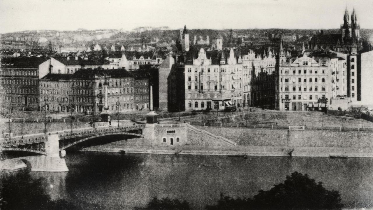 Blick auf Prag im Jahr 1910 und das "Haus zum Schiff", in dem die Familie Kafka bis 1917 wohnte.