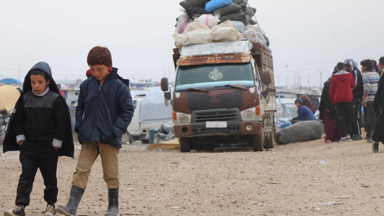 201118 -- HASAKAH, Nov. 18, 2020 -- Two kids talk with each other as displaced people prepare to leave the al-Hol camp run by the Kurdish militias in the northeastern province of Hasakah, Syria, Nov. 16, 2020. TO GO WITH Feature: Displaced Syrians eager to leave refugee camp for home Str/Xinhua SYRIA-HASAKAH-DISPLACED PEOPLE-AL-HOL CAMP Stringer PUBLICATIONxNOTxINxCHN 201118 -- HASAKAH, Nov. 18, 2020 -- Two kids talk with each other as displaced people prepare to leave the al-Hol camp run by the Kurdish militias in the northeastern province of Hasakah, Syria, Nov. 16, 2020. TO GO WITH Feature: Displaced Syrians eager to leave refugee camp for home Str/Xinhua SYRIA-HASAKAH-DISPLACED PEOPLE-AL-HOL CAMP Stringer PUBLICATIONxNOTxINxCHN