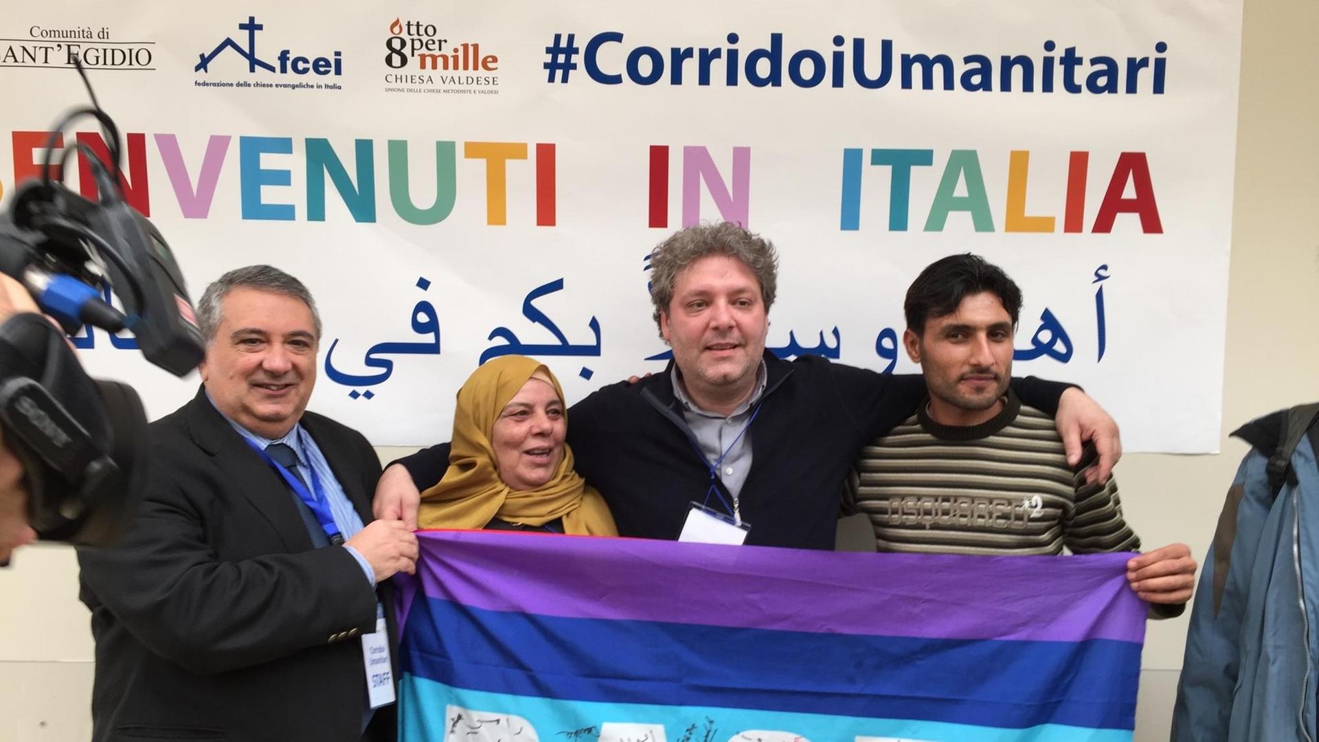 Fototermin für eine Gruppe syrischer Flüchtlinge aus Lagern im Libanon am Flughafen in Rom. Zusammen mit dem Zusammenschluss evangelischer Kirchen in Italien (FCEI) ist Sant'Egidio auch am Projekt "Corridoi umanitari" beteiligt, das syrischen Flüchtlingen ermöglicht, auf sicherem und legalem Weg nach Italien einzureisen. Fototermin für eine Gruppe syrischer Flüchtlinge aus Lagern im Libanon am Flughafen in Rom. Zusammen mit dem Zusammenschluss evangelischer Kirchen in Italien (FCEI) ist Sant'Egidio auch am Projekt "Corridoi umanitari" beteiligt, das syrischen Flüchtlingen ermöglicht, auf sicherem und legalem Weg nach Italien einzureisen.