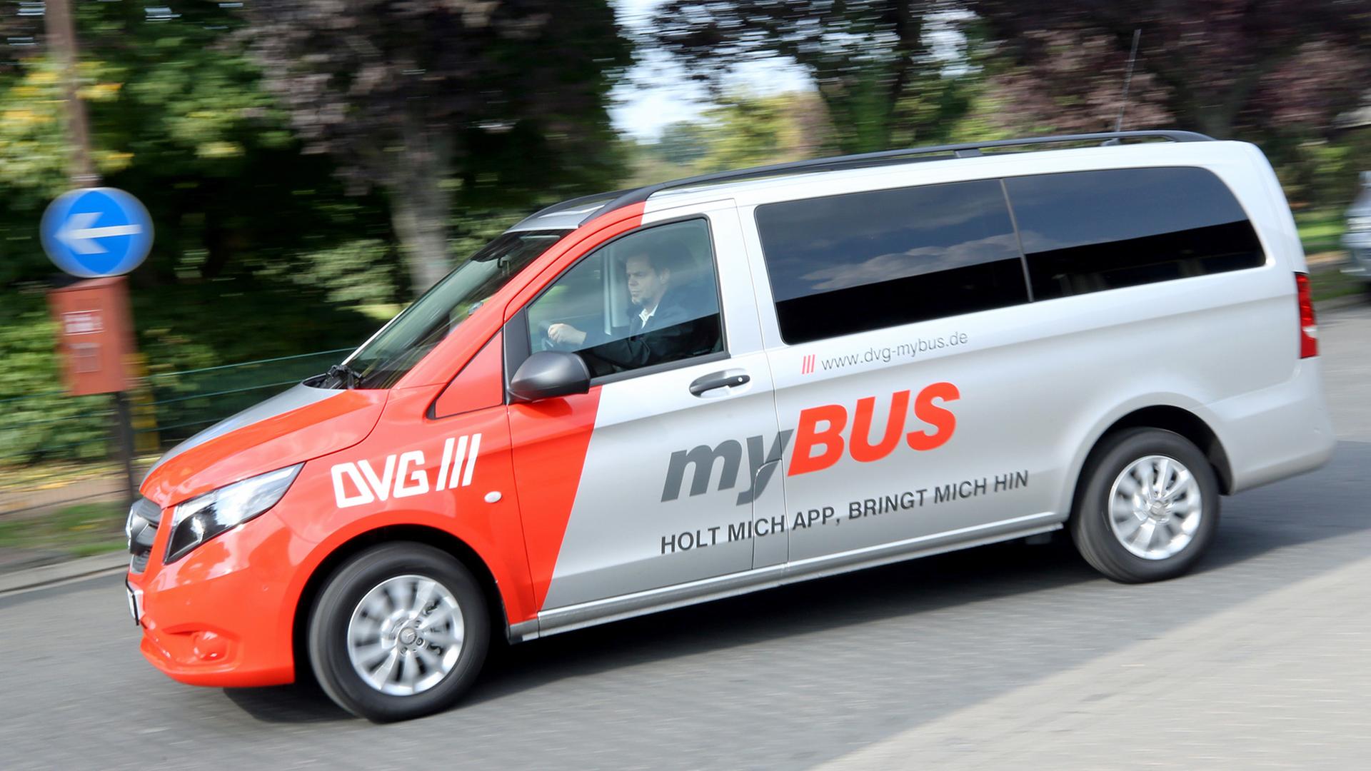 Ein "myBUS"- Kleinbus fährt über den Betriebshof der Duisburger Verkehrsgesellschaft: Der Kleinbus folgt keinem statischen Fahrplan, sondern fährt dynamisch auf Basis der Echtzeit-Nachfrage der Bürger per App auf dem Handy. Ein "myBUS"- Kleinbus fährt über den Betriebshof der Duisburger Verkehrsgesellschaft: Der Kleinbus folgt keinem statischen Fahrplan, sondern fährt dynamisch auf Basis der Echtzeit-Nachfrage der Bürger per App auf dem Handy.