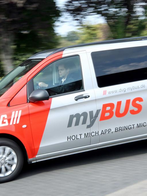 Ein "myBUS"- Kleinbus fährt über den Betriebshof der Duisburger Verkehrsgesellschaft: Der Kleinbus folgt keinem statischen Fahrplan, sondern fährt dynamisch auf Basis der Echtzeit-Nachfrage der Bürger per App auf dem Handy.