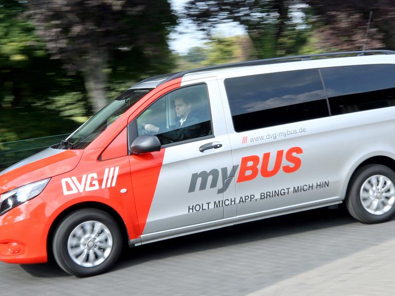 Ein "myBUS"- Kleinbus fährt über den Betriebshof der Duisburger Verkehrsgesellschaft: Der Kleinbus folgt keinem statischen Fahrplan, sondern fährt dynamisch auf Basis der Echtzeit-Nachfrage der Bürger per App auf dem Handy.