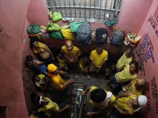 Insassen des Quezon City Jail in Manila: die rosa gestrichenen Wände sollen beruhigen.