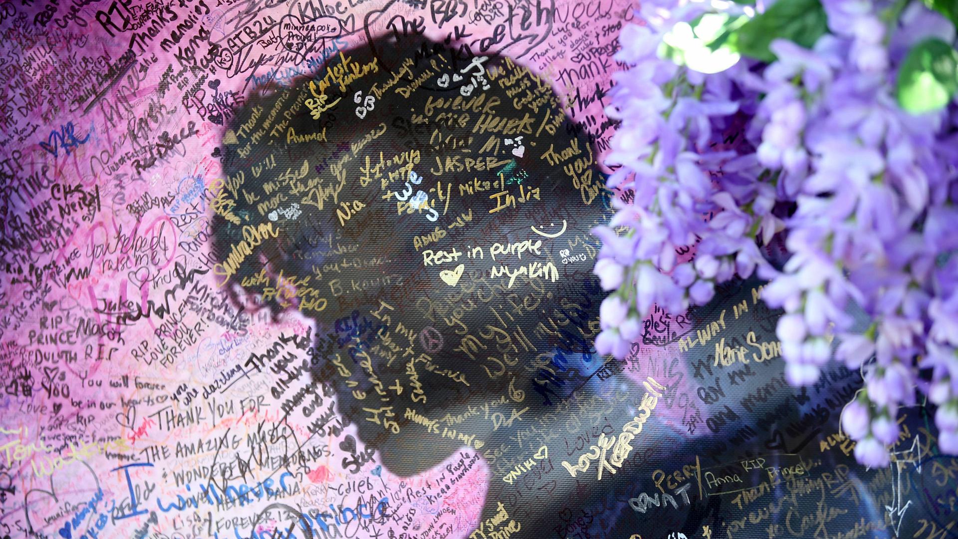 Fans erinnern vor den "Paisley Park Studios" an den verstorbenen Musiker Prince.