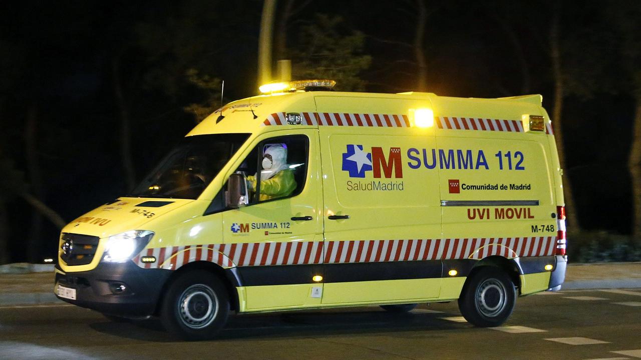 Ein Krankenwagen in Madrid auf dem Weg in ein Krankenhaus. Ein Krankenwagen in Madrid auf dem Weg in ein Krankenhaus.