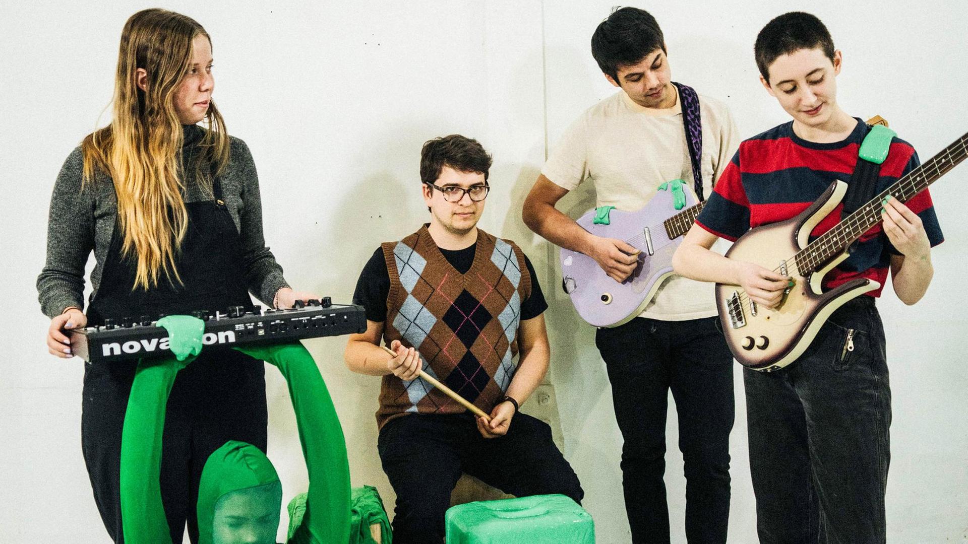 Frankie Cosmos - Band von Greta Kline mit Instrumenten - Greta Kline rechts im BIld Frankie Cosmos - Band von Greta Kline mit Instrumenten - Greta Kline rechts im BIld