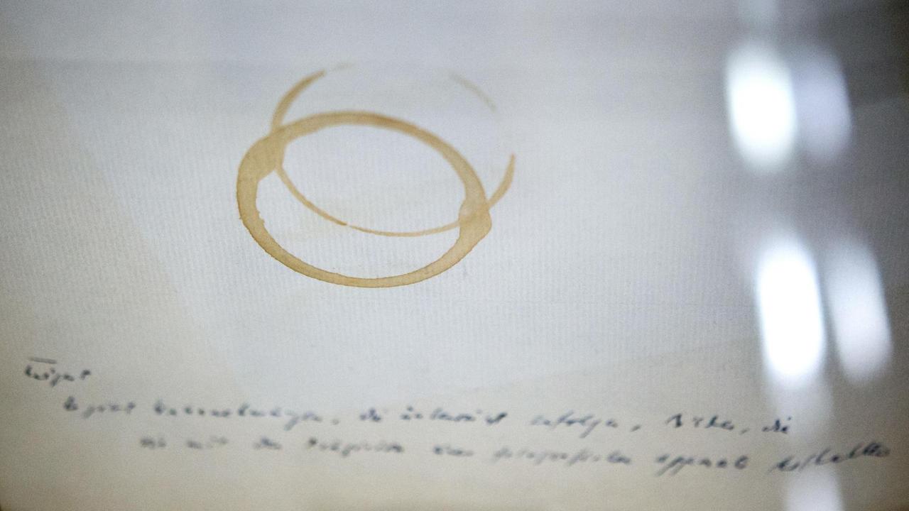 Ein Rotweinfleck auf einem Gedichtmanuskript des Schriftstellers Paul Celan. Ein Rotweinfleck auf einem Gedichtmanuskript des Schriftstellers Paul Celan.