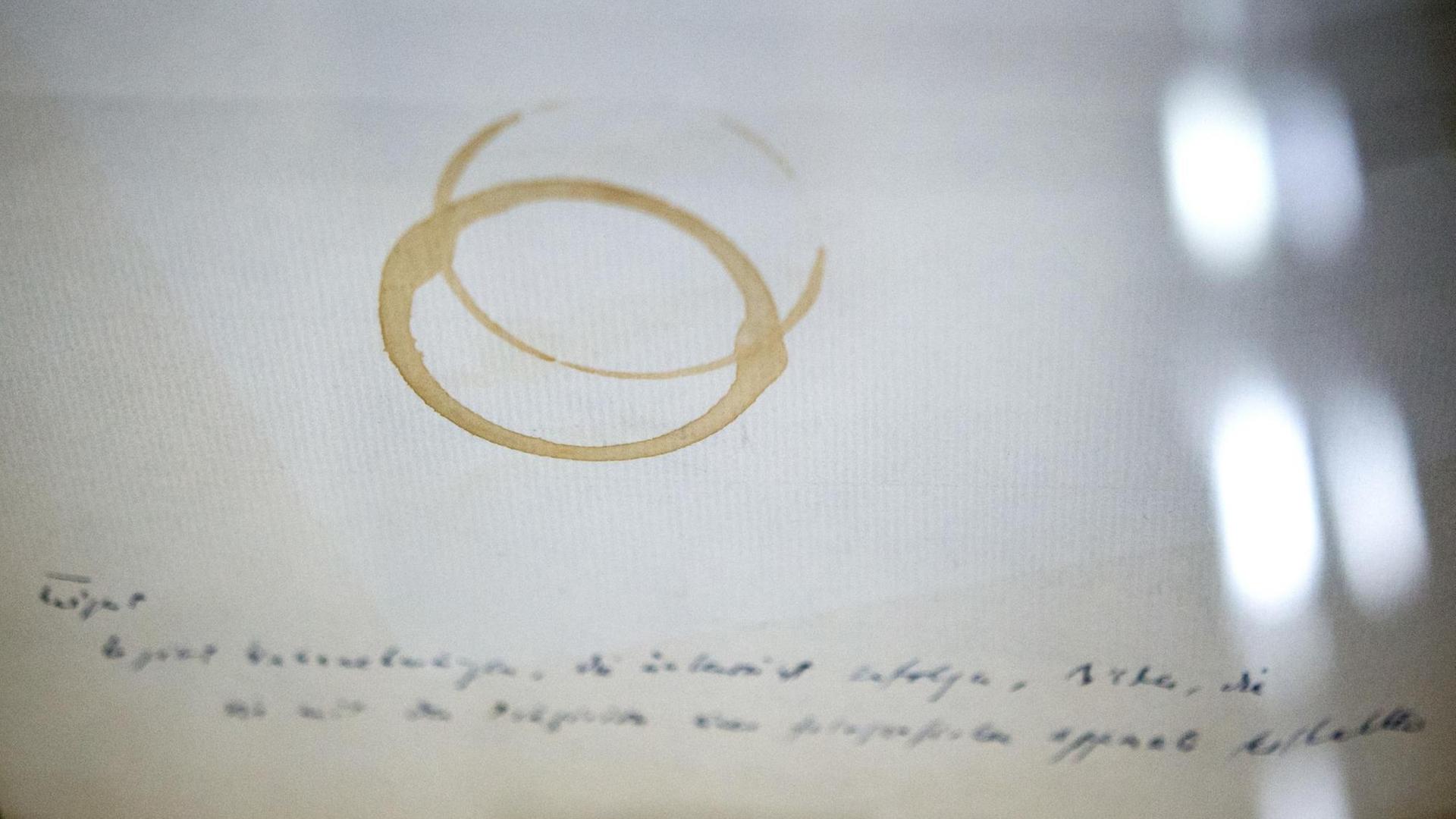 Ein Rotweinfleck auf einem Gedichtmanuskript des Schriftstellers Paul Celan. Ein Rotweinfleck auf einem Gedichtmanuskript des Schriftstellers Paul Celan.
