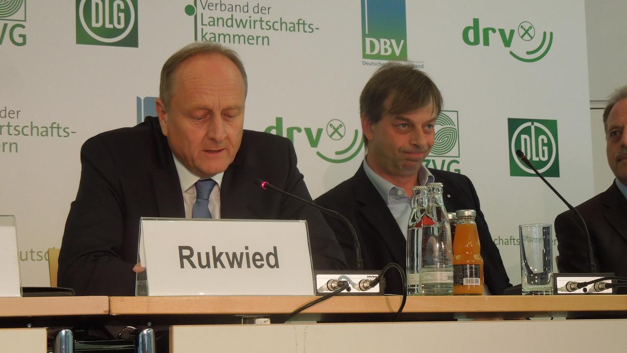 Immer nachhaltig auf Verbandskurs: BV-Präsident Joachim Rukwied stellt neue Ackerbaustrategie vor.