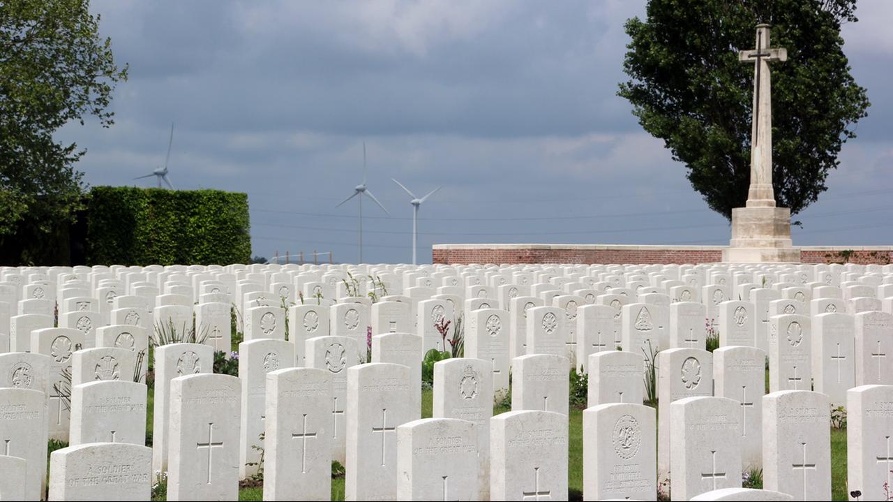 Soldatenfriedhof in Ypern - weiße Grabsteine so weit das Auge reicht Soldatenfriedhof in Ypern - weiße Grabsteine so weit das Auge reicht