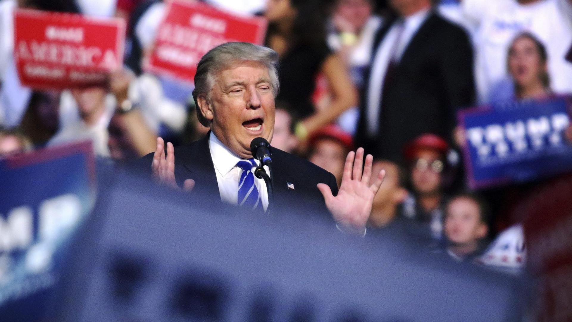 Der republikanische Präsidentschaftsbewerber Donald Trump bei einem Kampagnen-Event in Sunrise im US-Bundesstaat Florida. Der republikanische Präsidentschaftsbewerber Donald Trump bei einem Kampagnen-Event in Sunrise im US-Bundesstaat Florida.