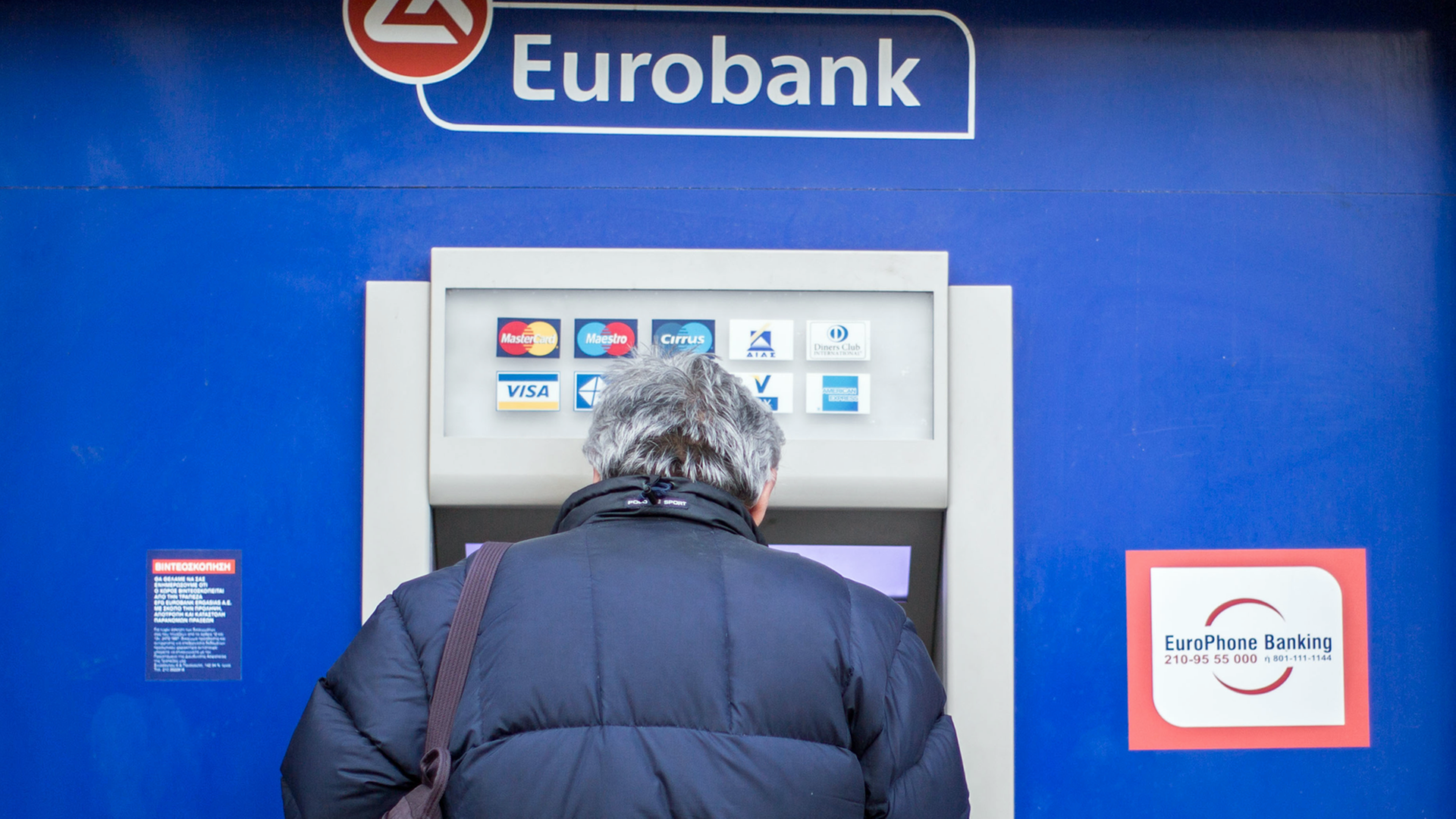 Allein im Dezember haben sie zweieinhalb Milliarden Euro von ihren Konten abgehoben Allein im Dezember haben sie zweieinhalb Milliarden Euro von ihren Konten abgehoben