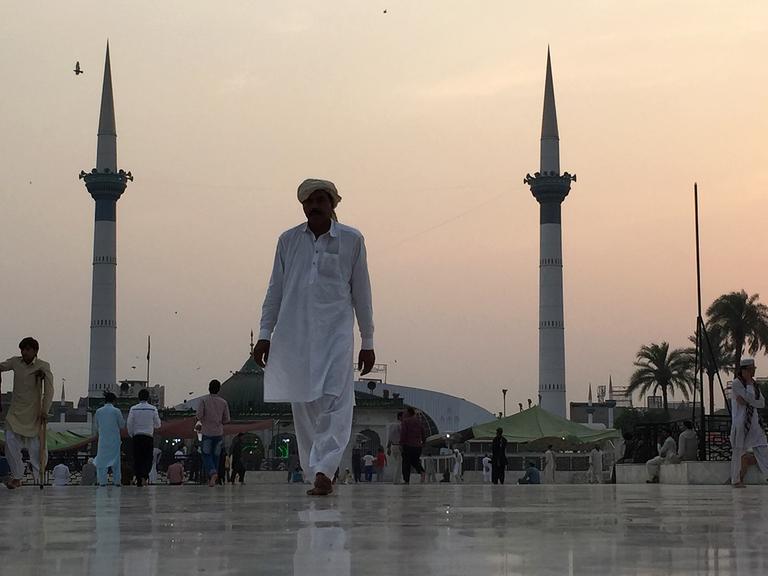 Der Data Durbar Schrein in Lahore am frühen Abend