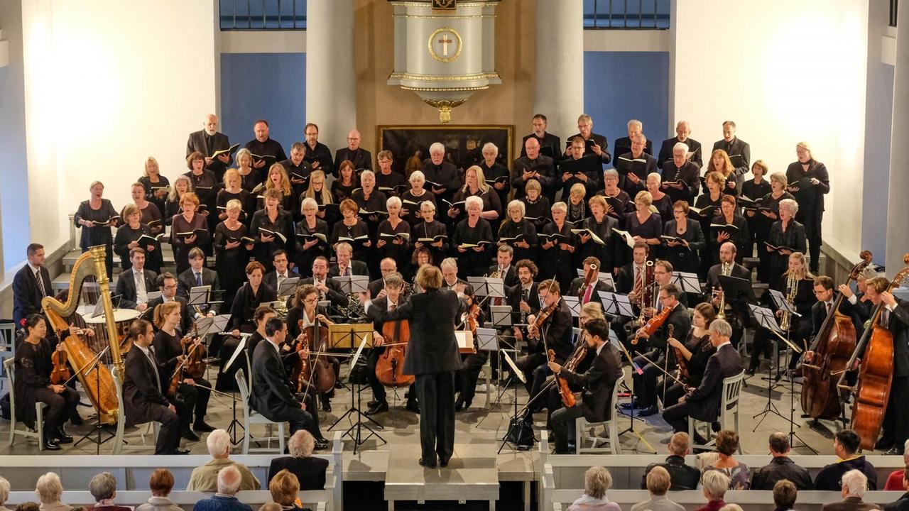 Das Bild zeigt den Chor beim Konzert in einer Kirche. Das Bild zeigt den Chor beim Konzert in einer Kirche.