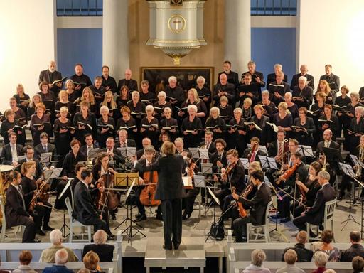 Das Bild zeigt den Chor beim Konzert in einer Kirche.