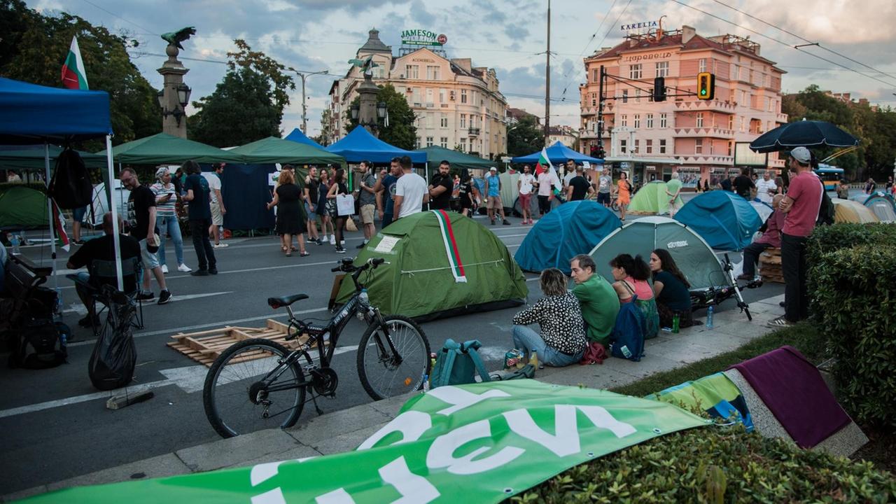 Demonstranten sitzen am Straßenrand und blockieren mit aufgeschlagenen Zelten die Straßen. Demonstranten sitzen am Straßenrand und blockieren mit aufgeschlagenen Zelten die Straßen.