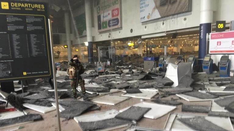 Die Flughafenhalle in Brüssel nach einer der Explosionen. Die Flughafenhalle in Brüssel nach einer der Explosionen.