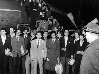 55 türkische Gastarbeiter kommen am 27.11.1961 auf dem Flughafen in Düsseldorf an.