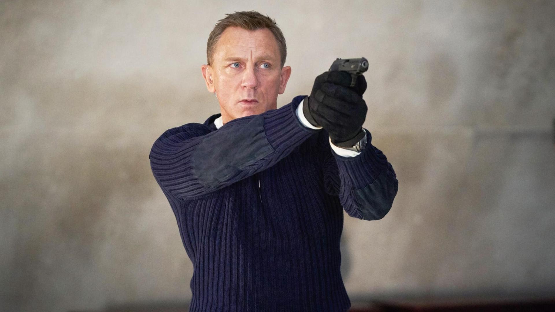 Daniel Craig hält als Darsteller von James Bond zum Schießen bereit einen Revolver. Daniel Craig hält als Darsteller von James Bond zum Schießen bereit einen Revolver.