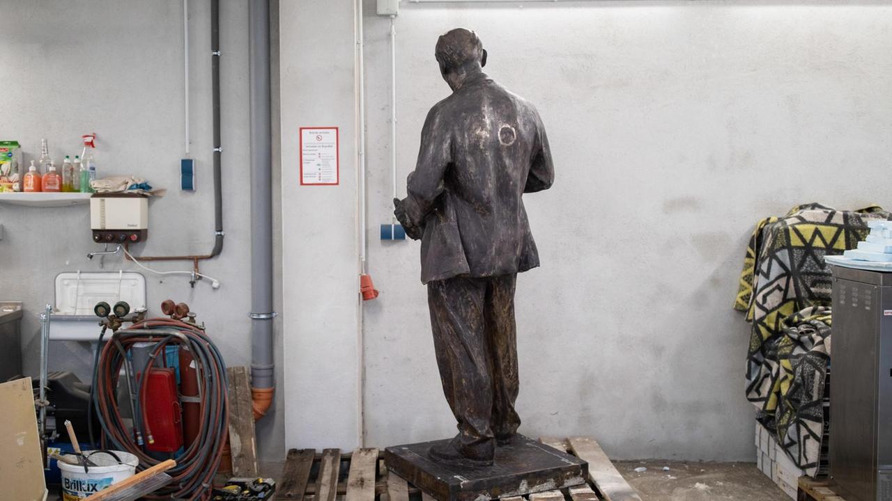 Die 2,15 Meter hohe Lenin-Statue steht mit dem Rücken zugewandt in einer Werkshalle. Die 2,15 Meter hohe Lenin-Statue steht mit dem Rücken zugewandt in einer Werkshalle.
