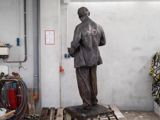 Die 2,15 Meter hohe Lenin-Statue steht mit dem Rücken zugewandt in einer Werkshalle.