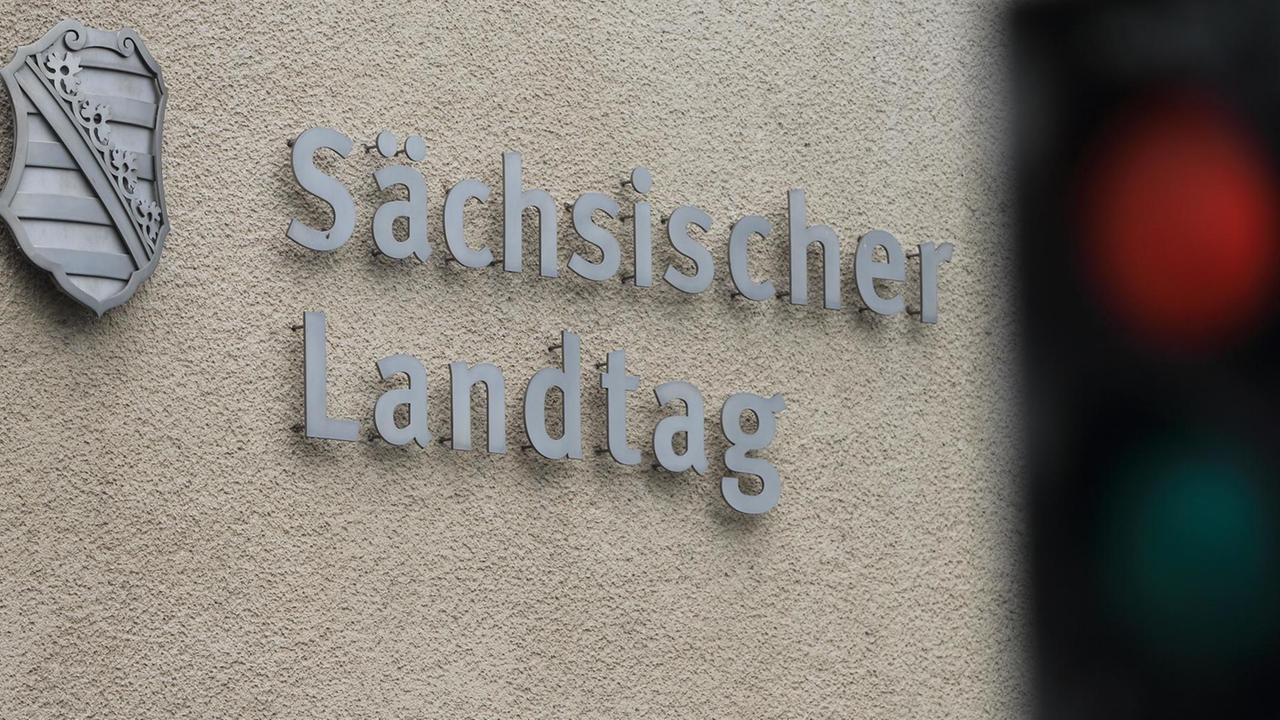 Der Schriftzug "Sächsischer Landtag" am Landtagsgebäude des Freistaates Sachsen Der Schriftzug "Sächsischer Landtag" am Landtagsgebäude des Freistaates Sachsen