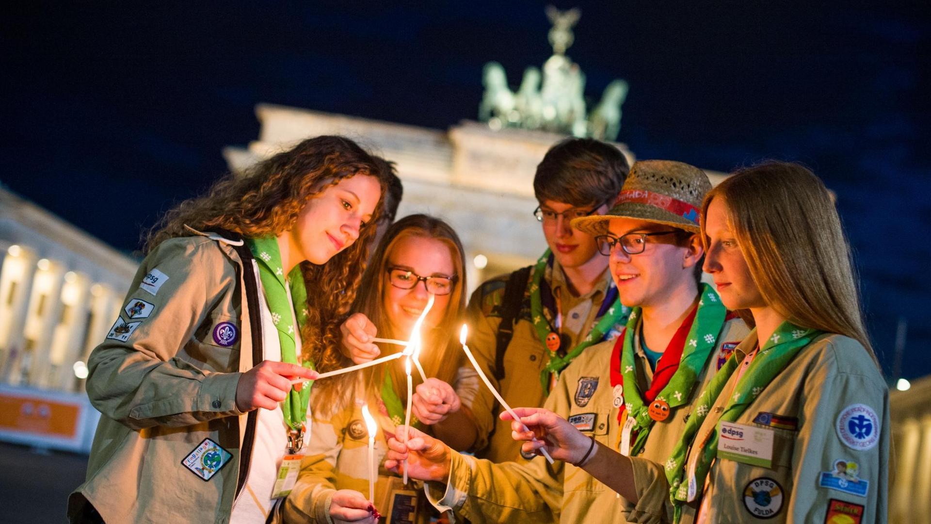Katholische Pfadfinder beim Evangelischen Kirchentag vor dem Brandenburger Tor in Berlin Katholische Pfadfinder beim Evangelischen Kirchentag vor dem Brandenburger Tor in Berlin