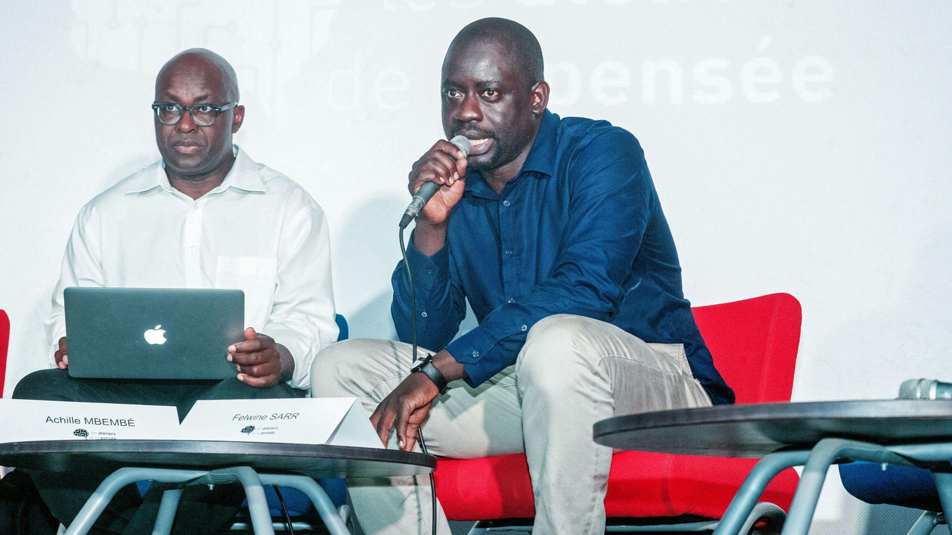 Achille Mbembe und Felwine Sarr bei der Eröffnung ihres "Atelier de la Pensee", einem Forum für afrikanische Intellektuelle Achille Mbembe und Felwine Sarr bei der Eröffnung ihres "Atelier de la Pensee", einem Forum für afrikanische Intellektuelle