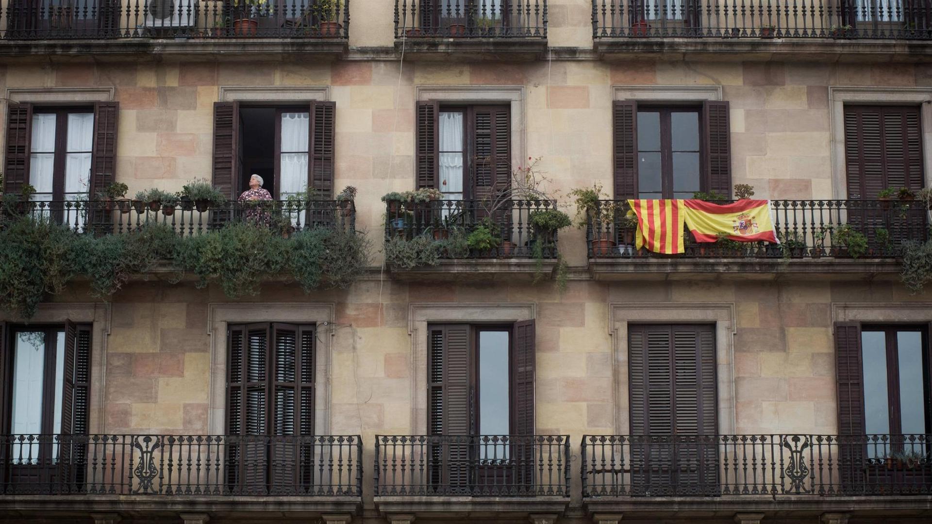 Eine Frau auf einem Balkon in Barcelona Eine Frau auf einem Balkon in Barcelona