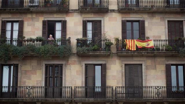 Eine Frau auf einem Balkon in Barcelona
