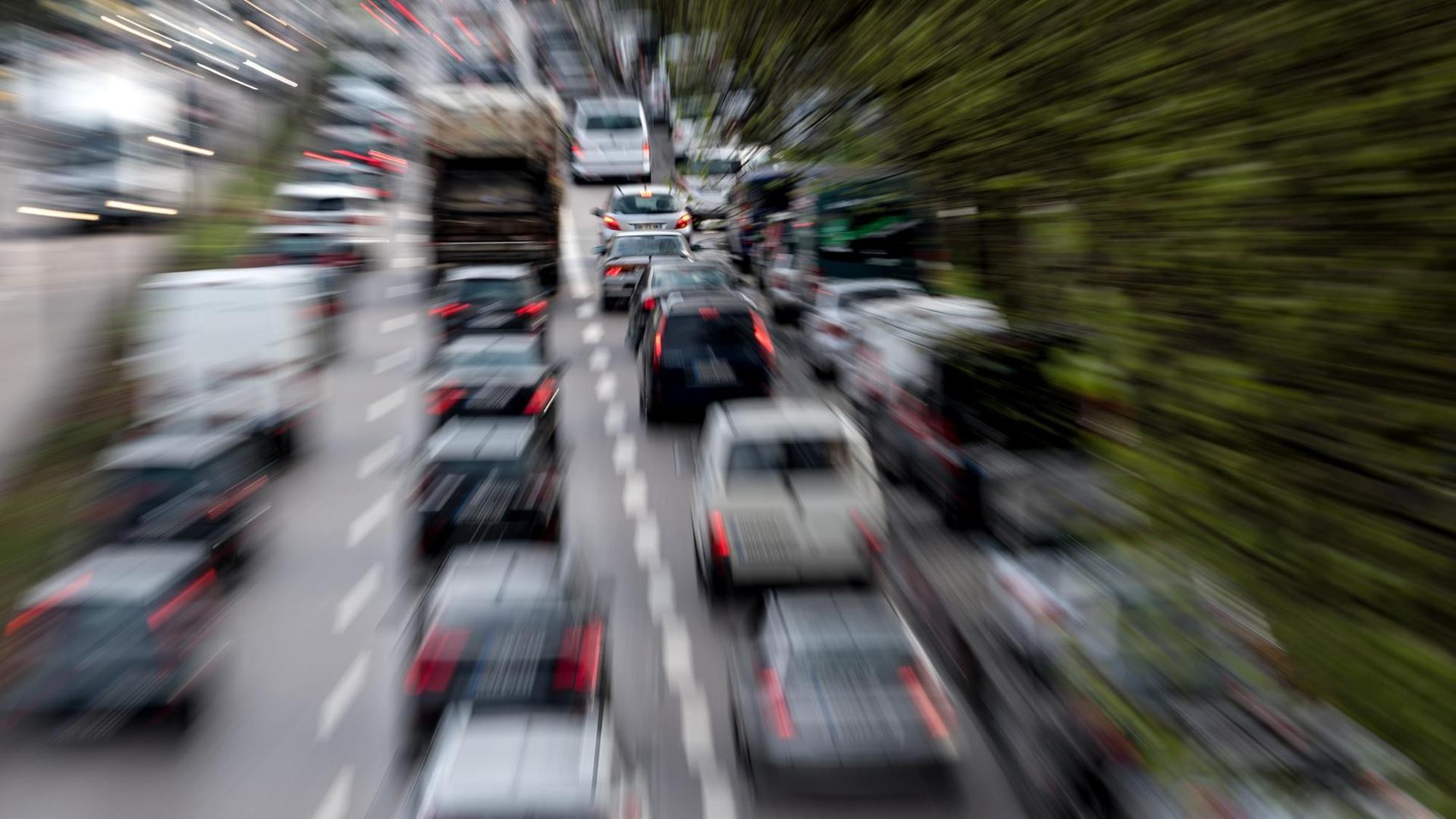 Dichter Verkehr schiebt sich im abendlichen Berufsverkehr über den Mittleren Ring in München. Dichter Verkehr schiebt sich im abendlichen Berufsverkehr über den Mittleren Ring in München.