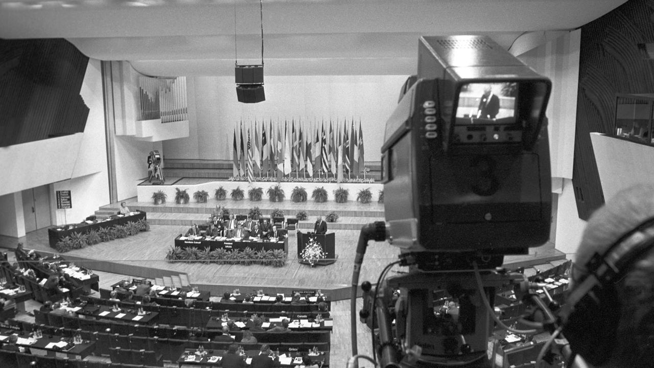 Blick in die Finnlandia-Halle in Helsinki während der Konferenz über Sicherheit und Zusammenarbeit in Europa (KSZE) in Helsinki 1975
Blick in die Finnlandia-Halle in Helsinki während der Konferenz über Sicherheit und Zusammenarbeit in Europa (KSZE) in Helsinki 1975