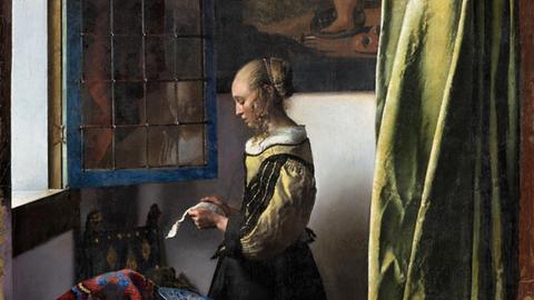 Ein Mädchen steht an einem Fenster und liest einen Brief, Bild von Vermeer.