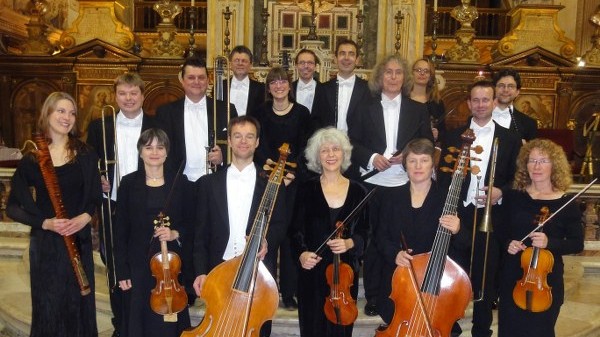 Das Ensemble steht in einem barocken Kirchenraum Das Ensemble steht in einem barocken Kirchenraum