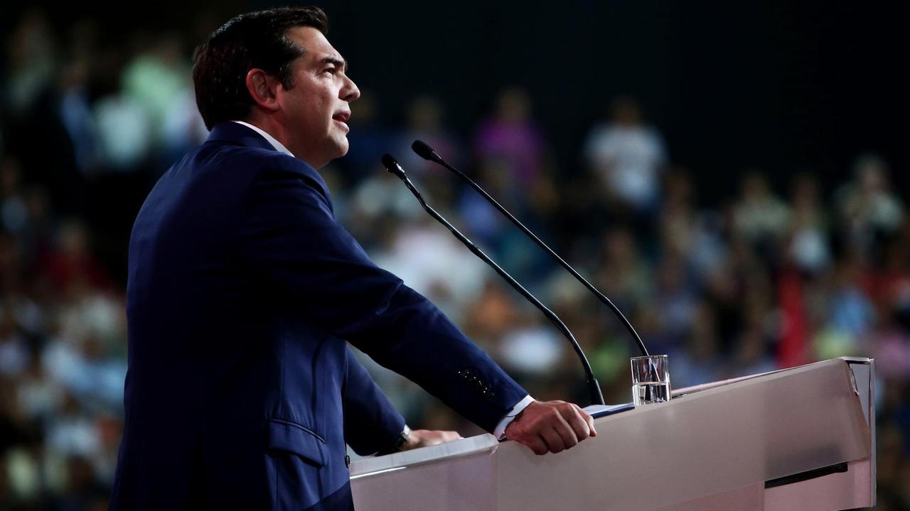 Das Bild zeigt den griechischen Ministerpräsidenten und Chef der regierenden Syriza-Partei, Alexis Tsipras, während einer Rede auf dem Parteitag in Athen. Zu sehen ist er von der Seite, im Hintergrund sind verschwommen zahlreiche Delegierte im Saal zu sehen. Das Bild zeigt den griechischen Ministerpräsidenten und Chef der regierenden Syriza-Partei, Alexis Tsipras, während einer Rede auf dem Parteitag in Athen. Zu sehen ist er von der Seite, im Hintergrund sind verschwommen zahlreiche Delegierte im Saal zu sehen.