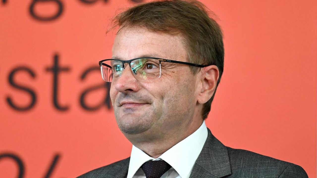 Pressekonferenz zur Vorstellung der neuen Leiterin von Ischl, Kulturhauptstadt 2024 , in der Trinkhalle in Bad Ischl, am 23.07.21. Das Bild zeigt ein Profil des ehemaligen Bürgermeisters von Bad Ischl und jetzigen Europaabgeordneten, Hannes Heide 2021 - Pressekonferenz zur Vorstellung der neuen Leiterin von Ischl, Kulturhauptstadt 2024 , in der Trinkhalle in Bad Ischl, am 23.07.21 *** Press conference for the presentation of the new head of Ischl, Capital of Culture 2024 , in the Trinkhalle in Bad Ischl, on 23 07 21 The picture shows a profile of the former mayor of Bad Ischl and current MEP, Hannes Heide 2021 Press conference for the presentation of the new head of Ischl, Capital of Culture 2024 , in the Trinkhalle in Bad Ischl, on 23 0 Pressekonferenz zur Vorstellung der neuen Leiterin von Ischl, Kulturhauptstadt 2024 , in der Trinkhalle in Bad Ischl, am 23.07.21. Das Bild zeigt ein Profil des ehemaligen Bürgermeisters von Bad Ischl und jetzigen Europaabgeordneten, Hannes Heide 2021 - Pressekonferenz zur Vorstellung der neuen Leiterin von Ischl, Kulturhauptstadt 2024 , in der Trinkhalle in Bad Ischl, am 23.07.21 *** Press conference for the presentation of the new head of Ischl, Capital of Culture 2024 , in the Trinkhalle in Bad Ischl, on 23 07 21 The picture shows a profile of the former mayor of Bad Ischl and current MEP, Hannes Heide 2021 Press conference for the presentation of the new head of Ischl, Capital of Culture 2024 , in the Trinkhalle in Bad Ischl, on 23 0