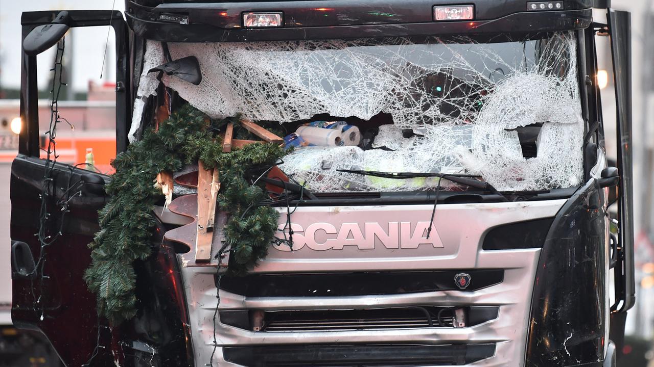 Die zerstörte Front des Lkw am Breitscheidplatz in Berlin: Bei einem mutmaßlichen Anschlag war ein Unbekannter am Montag mit einem Lastwagen auf einen Weihnachtsmarkt an der Gedächtniskirche gefahren. Die zerstörte Front des Lkw am Breitscheidplatz in Berlin: Bei einem mutmaßlichen Anschlag war ein Unbekannter am Montag mit einem Lastwagen auf einen Weihnachtsmarkt an der Gedächtniskirche gefahren.