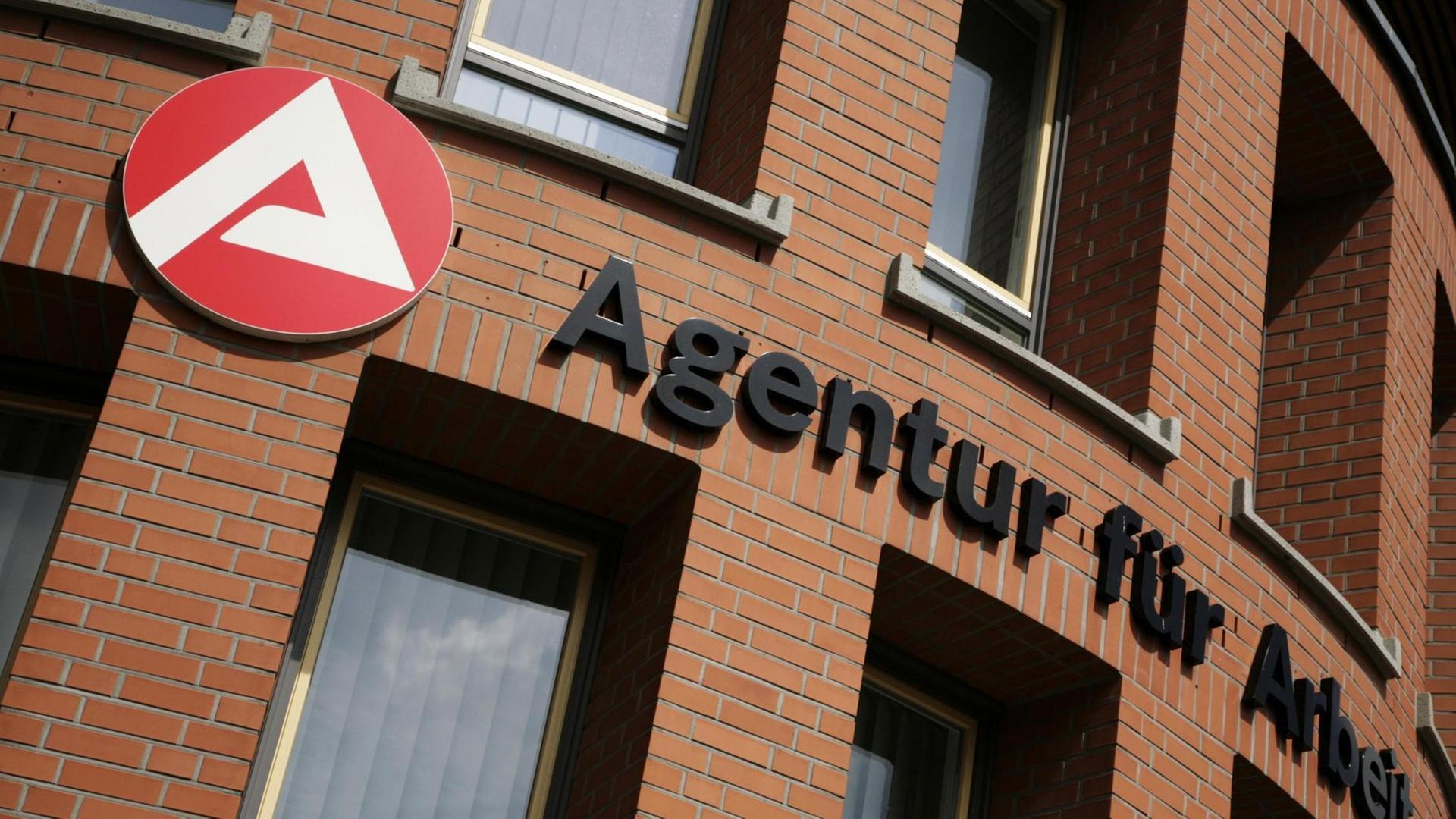 Das Loge der Bundesagentur für Arbeit ist an einer Backsteinfassade in Berlin zu sehen. Zudem steht dort der Schriftzug Bundesagentur für Arbeit. Das Loge der Bundesagentur für Arbeit ist an einer Backsteinfassade in Berlin zu sehen. Zudem steht dort der Schriftzug Bundesagentur für Arbeit.