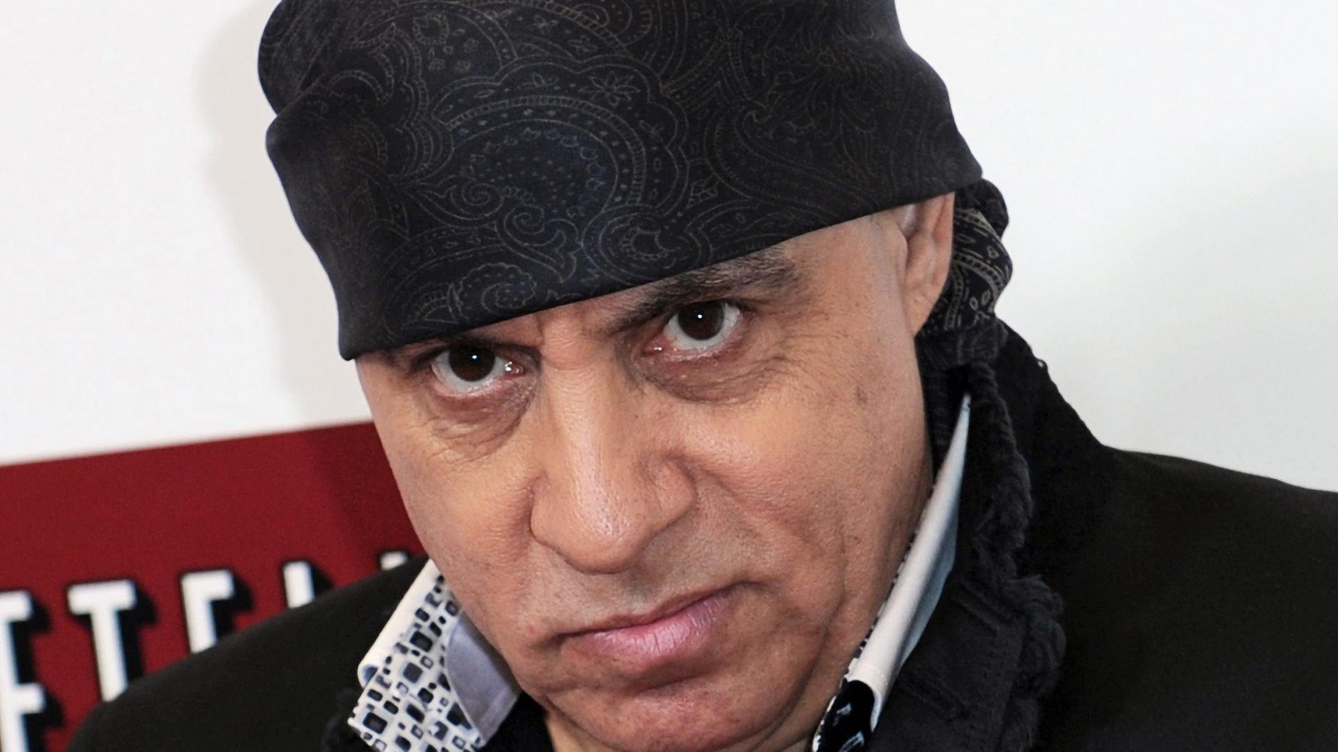 Steven van Zandt mit schwarzem Kopftuch, blickt böse in die Kamera Steven van Zandt mit schwarzem Kopftuch, blickt böse in die Kamera
