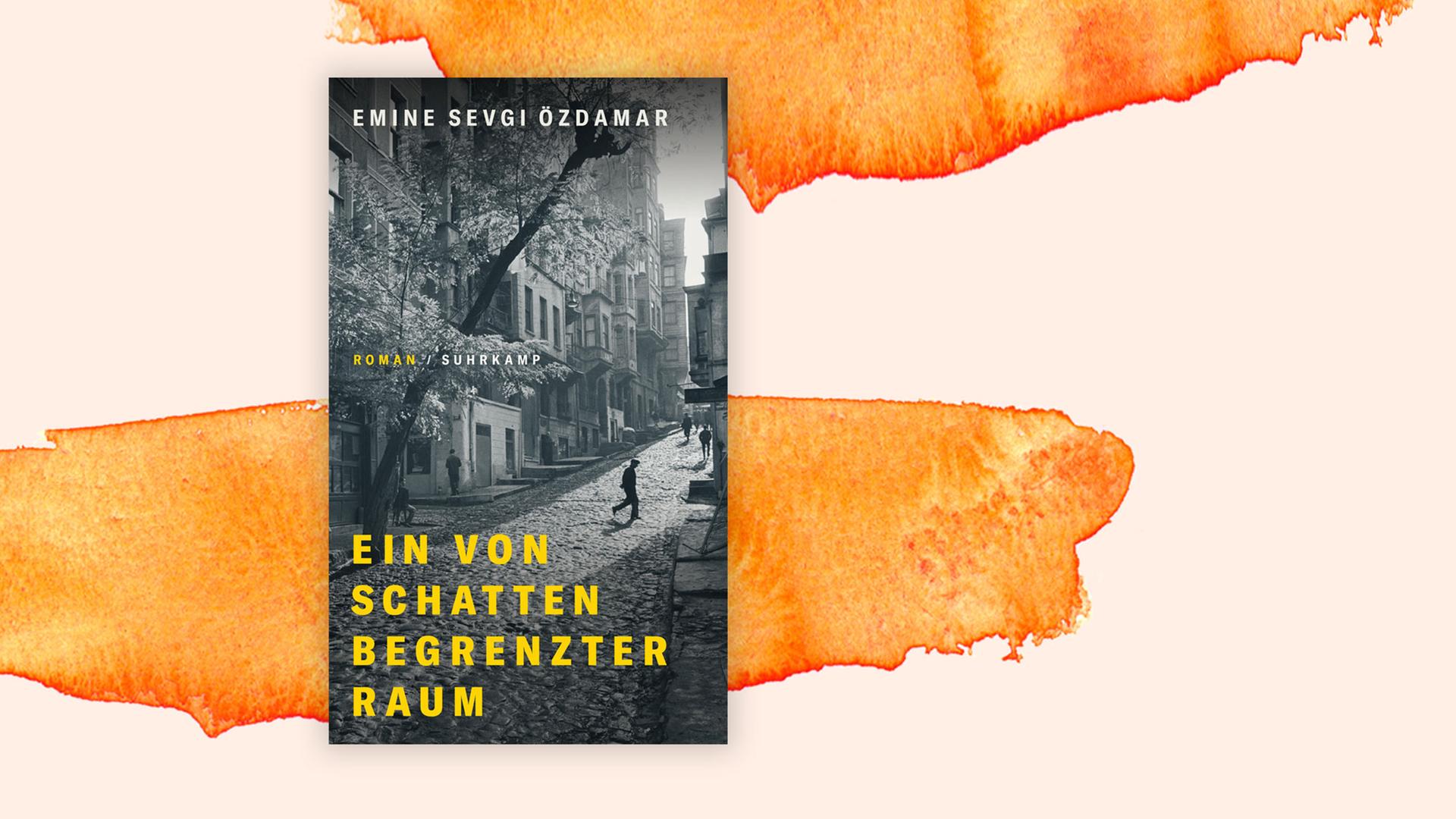 Cover des Romans "Ein von Schatten begrenzter Raum" von Emine Sevgi Özdamar vor orangefarbenem Aquarellhintergrund. Das Cover zeigt ein Schwarzweißfoto einer Straßenszene. Cover des Romans "Ein von Schatten begrenzter Raum" von Emine Sevgi Özdamar vor orangefarbenem Aquarellhintergrund. Das Cover zeigt ein Schwarzweißfoto einer Straßenszene.