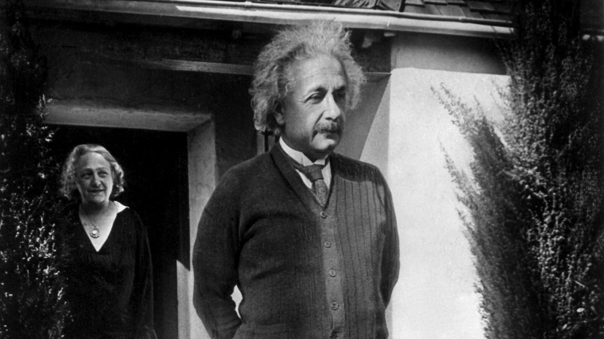 Albert Einstein im Jahr 1953 in Pasadena (Kalifornien), im Hintergrund seine Frau. Albert Einstein im Jahr 1953 in Pasadena (Kalifornien), im Hintergrund seine Frau.