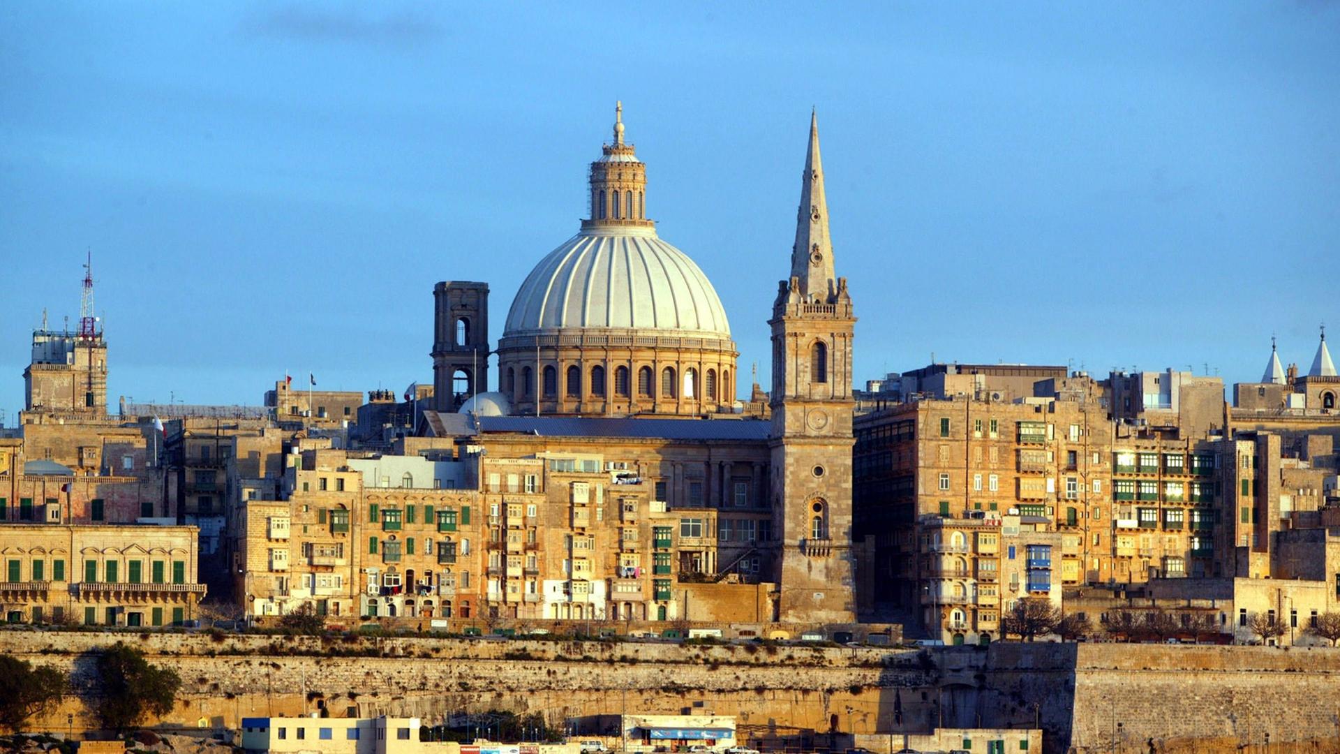 Blick vom Meer auf die Hauptstadt Valletta mit dem Turm der St. Paul's Kathedrale im Vordergrund 