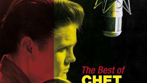 CD-Cover "The Best of Chet Baker sings". Zu sehen sind der junge Chet Baker mit einer Trompete vor einem Mikrofon.