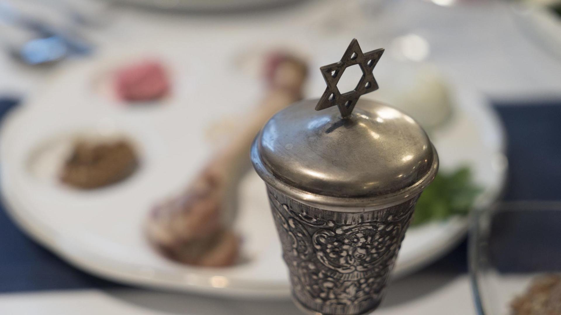 Festtafel mit symbolischen Speisen zum Pessachfest Festtafel mit symbolischen Speisen zum Pessachfest