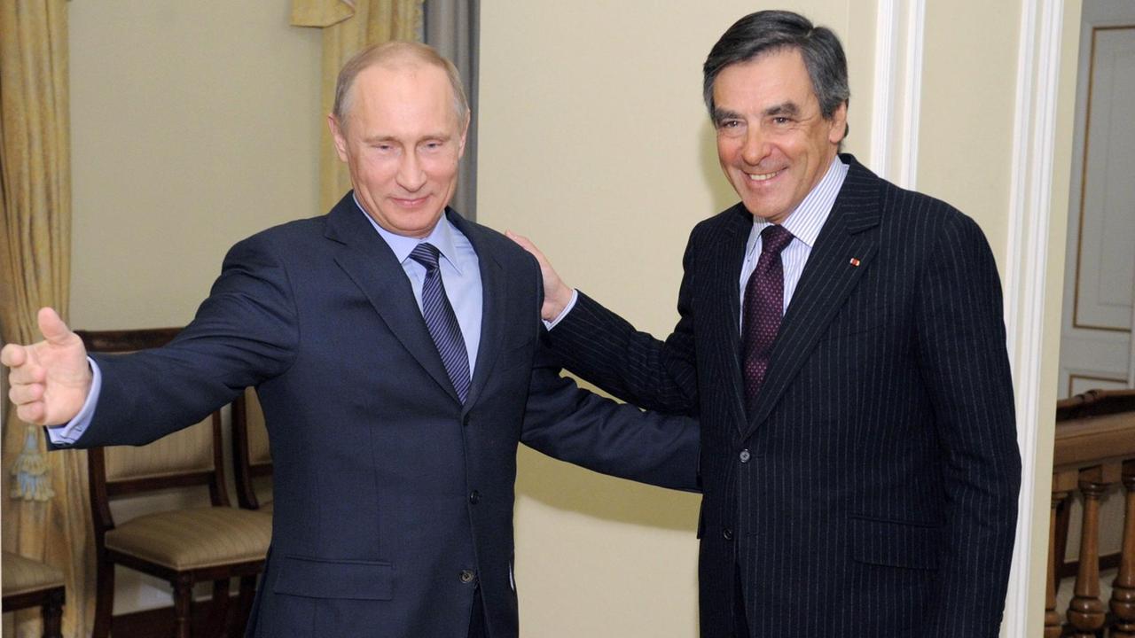 Der russische Präsident Putin und Frankreichs ehemaliger Premierminister Fillon im März 2013 in der Residenz Novo-Ogaryovo bei Moskau Der russische Präsident Putin und Frankreichs ehemaliger Premierminister Fillon im März 2013 in der Residenz Novo-Ogaryovo bei Moskau