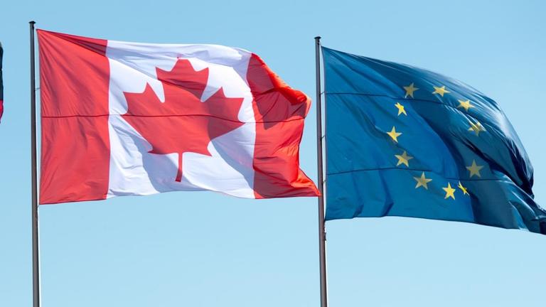 Flaggen der EU und Kanada wehen in Berlin. Flaggen der EU und Kanada wehen in Berlin.