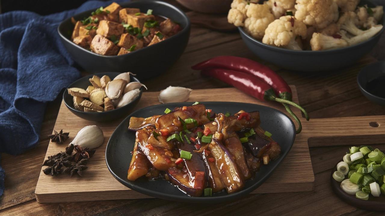 Ein chinesisches Gericht mit gebratenem Tofu, Gemüsen, Reis und Sojasoße Ein chinesisches Gericht mit gebratenem Tofu, Gemüsen, Reis und Sojasoße