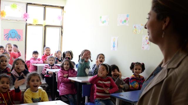 Schulleiterin Sanabil Marandi betritt am ein Klassenzimmer der «Fackeln-der-Freiheit-Schule» in Istanbul, Türkei.