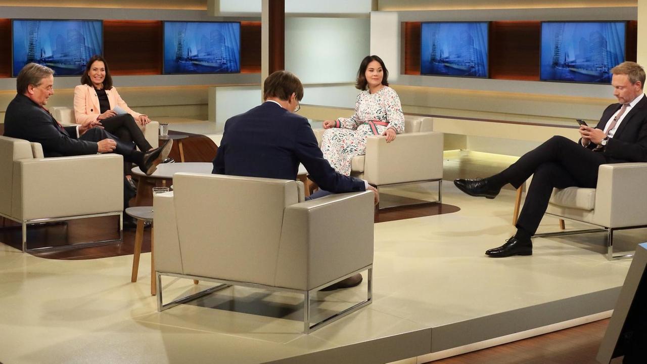 Eine Talkrunde bei Anne Will in der ARD: Dr. med. Karl Lauterbach (Stellvertretender Fraktionsvorsitzender im Deutschen Bundestag, SPD), Armin Laschet (Ministerpräsident von Nordrhein-Westfalen, CDU), Anne Will (Moderatorin), Annalena Baerbock (Parteivorsitzende, BÜNDNIS 90/DIE GRÜNEN), Christian Lindner (Parteivorsitzender, FDP) und Dr. Christina Berndt auf dem Monitor rechts unten (Wissenschaftsredakteurin bei der Süddeutschen Zeitung) "? | Verwendung weltweit Eine Talkrunde bei Anne Will in der ARD: Dr. med. Karl Lauterbach (Stellvertretender Fraktionsvorsitzender im Deutschen Bundestag, SPD), Armin Laschet (Ministerpräsident von Nordrhein-Westfalen, CDU), Anne Will (Moderatorin), Annalena Baerbock (Parteivorsitzende, BÜNDNIS 90/DIE GRÜNEN), Christian Lindner (Parteivorsitzender, FDP) und Dr. Christina Berndt auf dem Monitor rechts unten (Wissenschaftsredakteurin bei der Süddeutschen Zeitung) "? | Verwendung weltweit