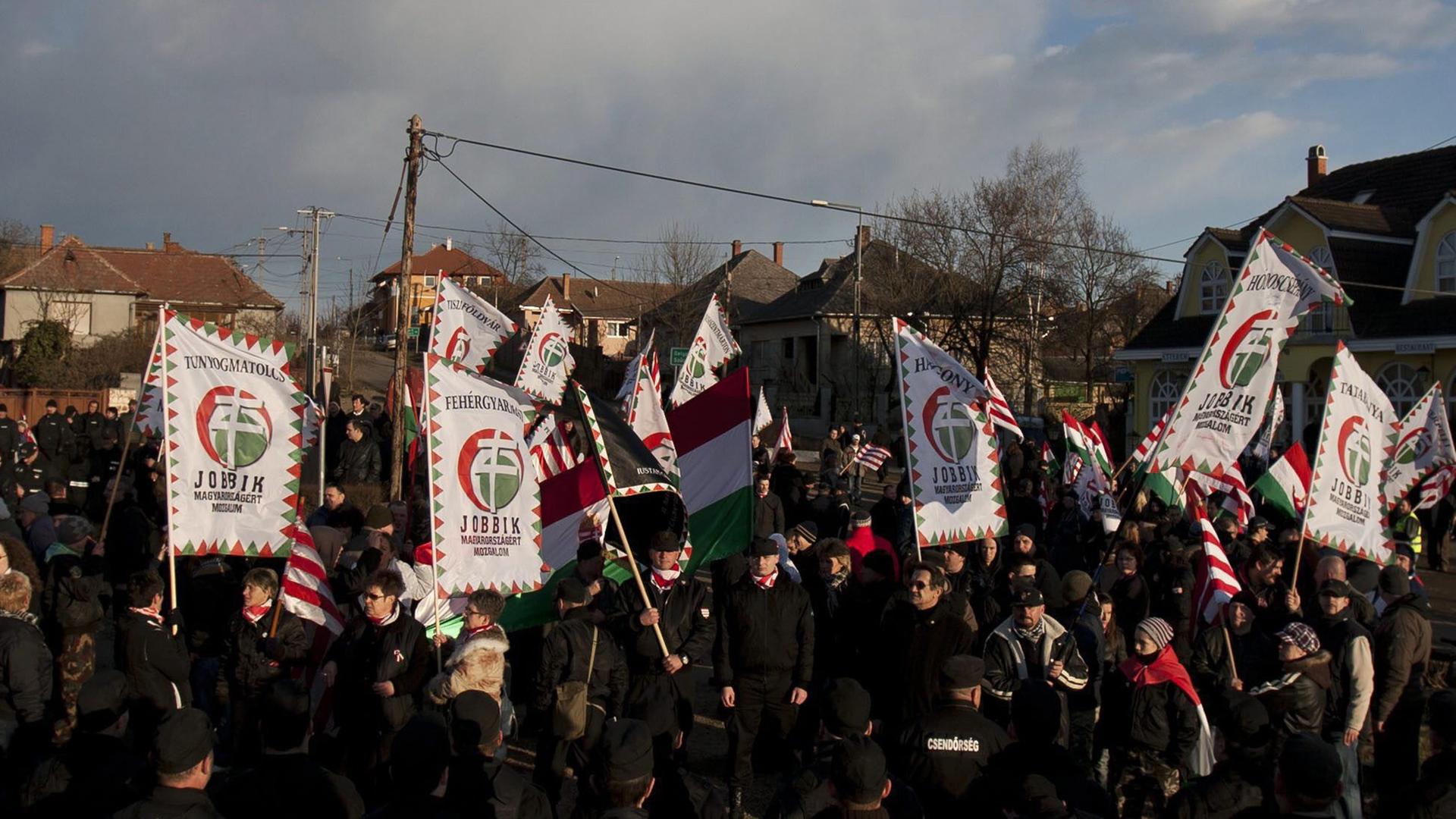 Radikale Nationalisten der "Jobbik"-Partei demonstrieren gegen Roma in Ungarn. Radikale Nationalisten der "Jobbik"-Partei demonstrieren gegen Roma in Ungarn.